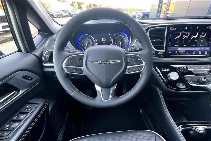 Chrysler Pacifica 2026 photo 5