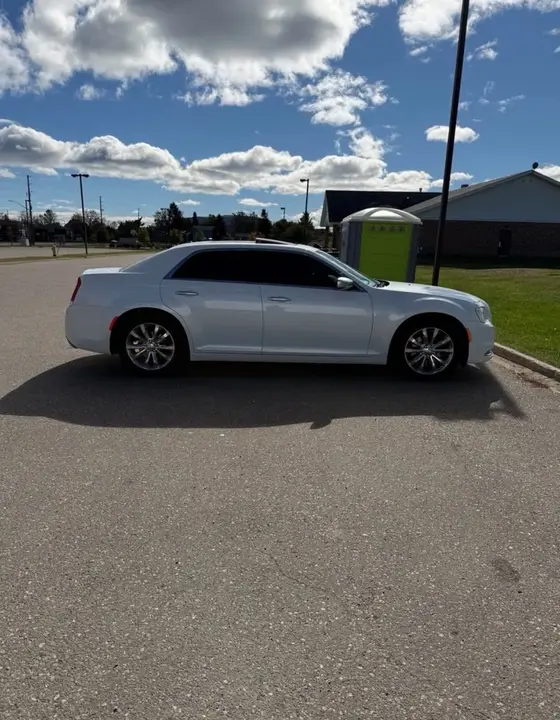 Chrysler 300 2018 photo 2