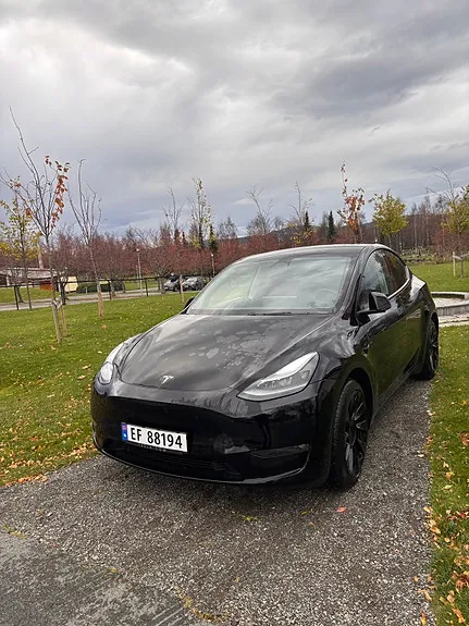 Tesla Model Y 2023 photo 2