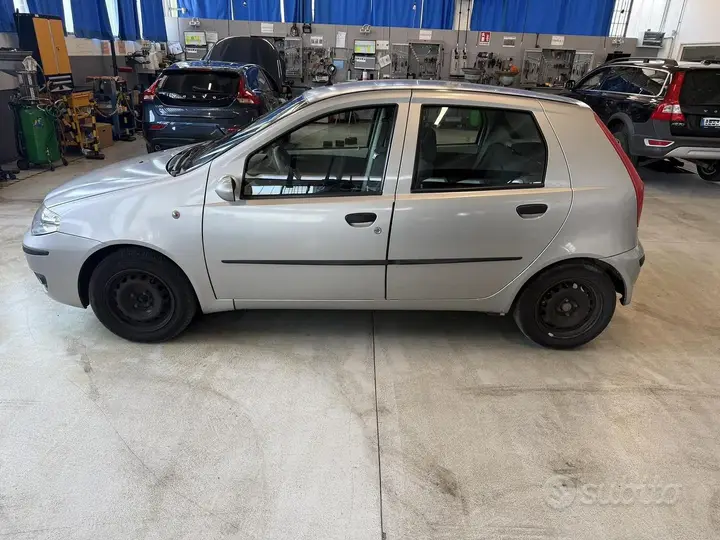 Fiat Punto 2004 photo 2