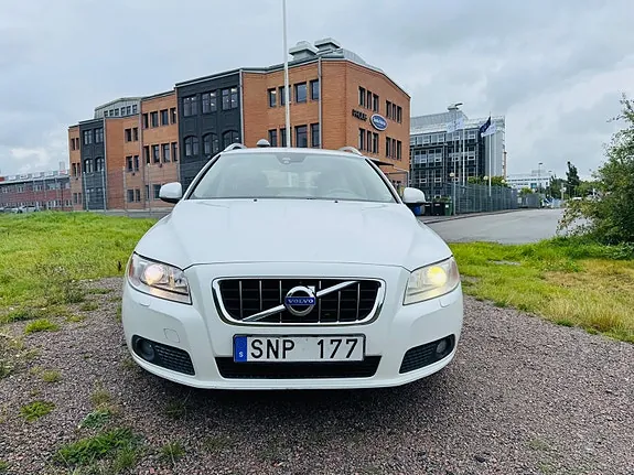 Volvo V70 2012 photo 2