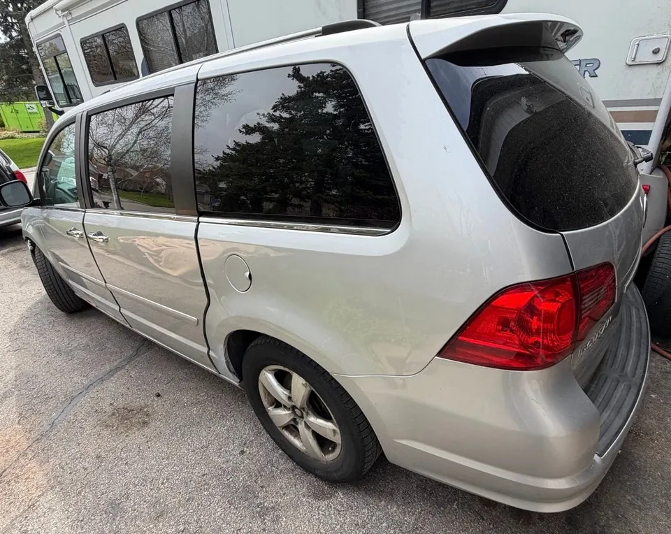 Volkswagen Routan 2010 photo 2