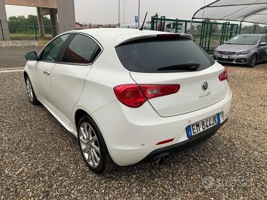 Alfa Romeo Giulietta 2012 photo 3