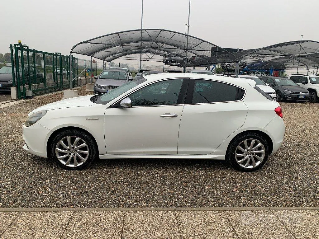 Alfa Romeo Giulietta 2012 photo 2