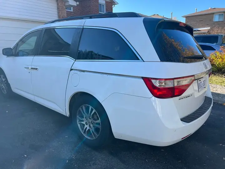 Honda Odyssey 2012 photo 2