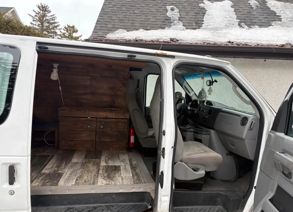 Ford Econoline E150 2014 photo 2