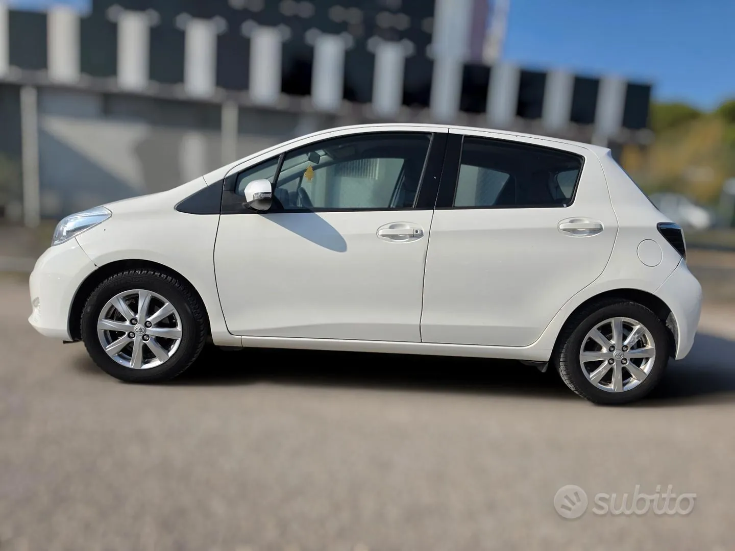 Toyota Yaris 2012 photo 3