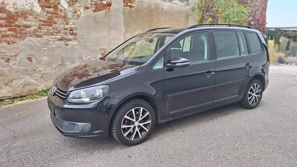 Volkswagen Touran 2011 photo 2