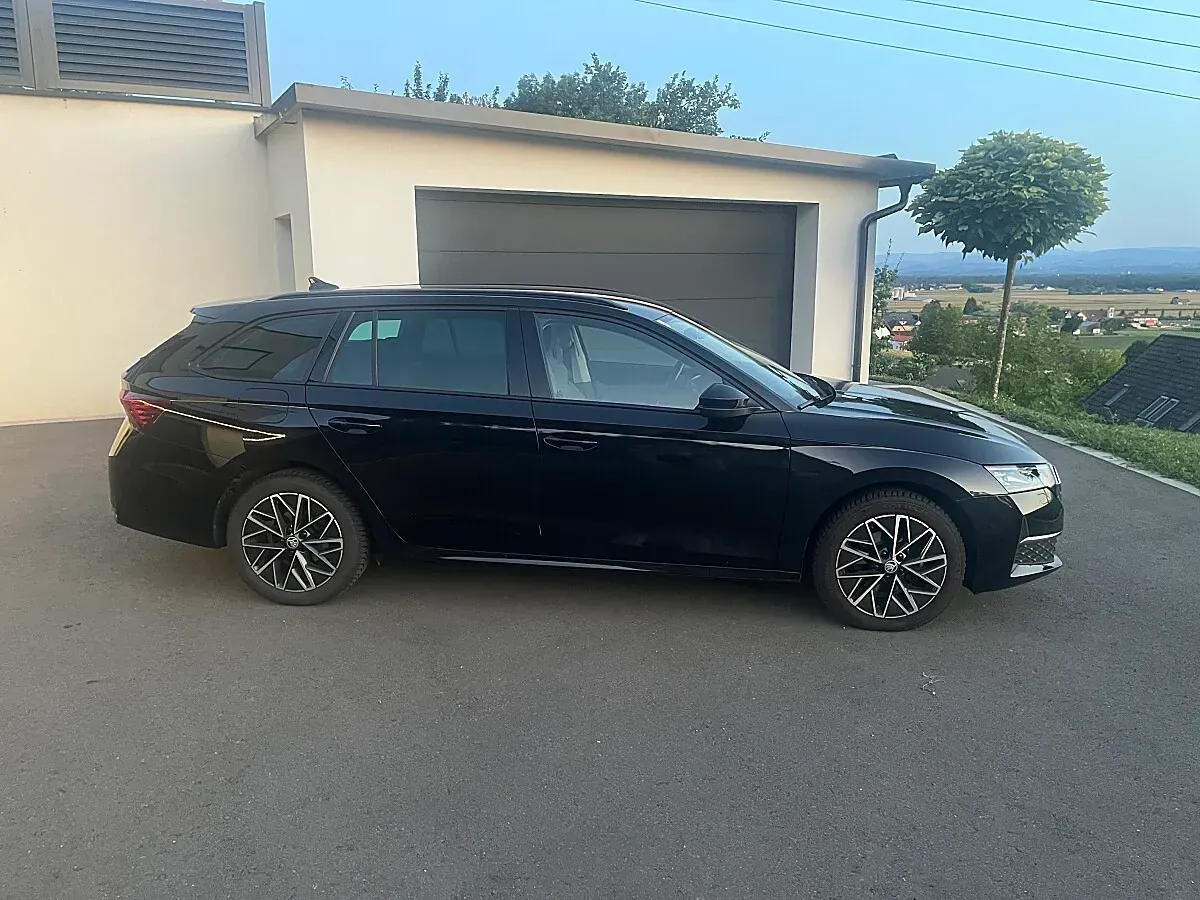 Skoda Octavia 2024 photo 2