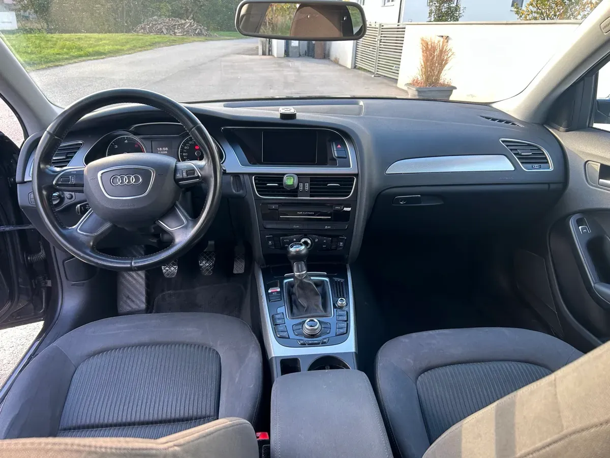 Audi A4 2012 photo 2