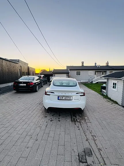 Tesla Model 3 2025 photo 2