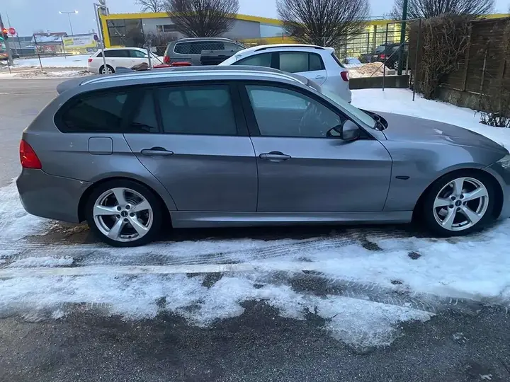BMW 3 Series 2011 photo 2