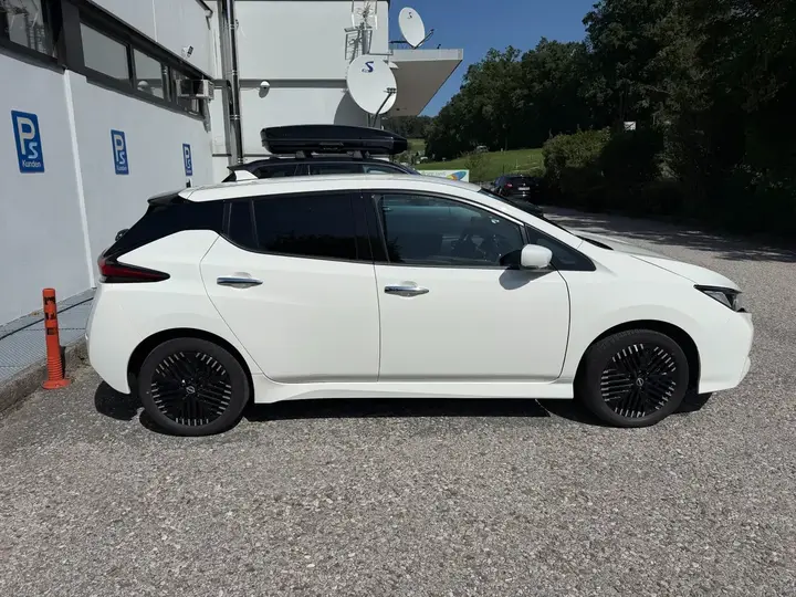 Nissan Leaf 2023 photo 2