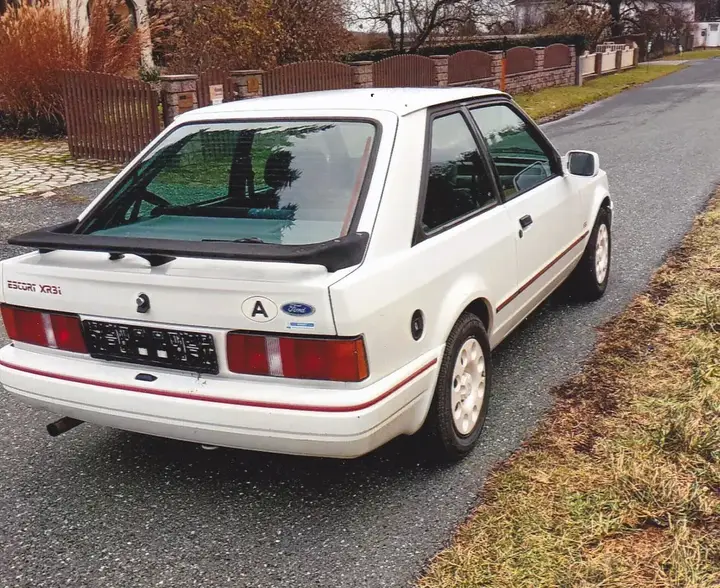 Ford Escort 1987 photo 2