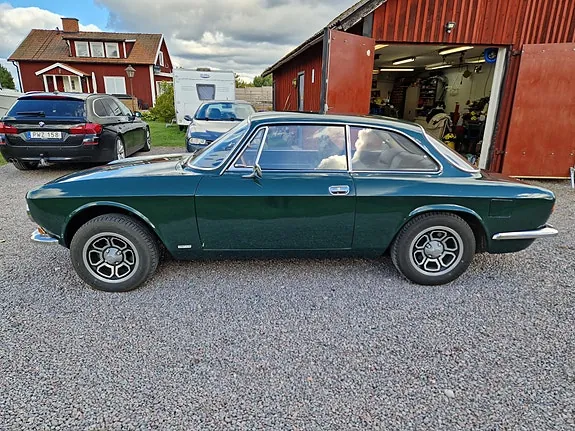 Alfa Romeo Giulia 1600 1974 photo 4