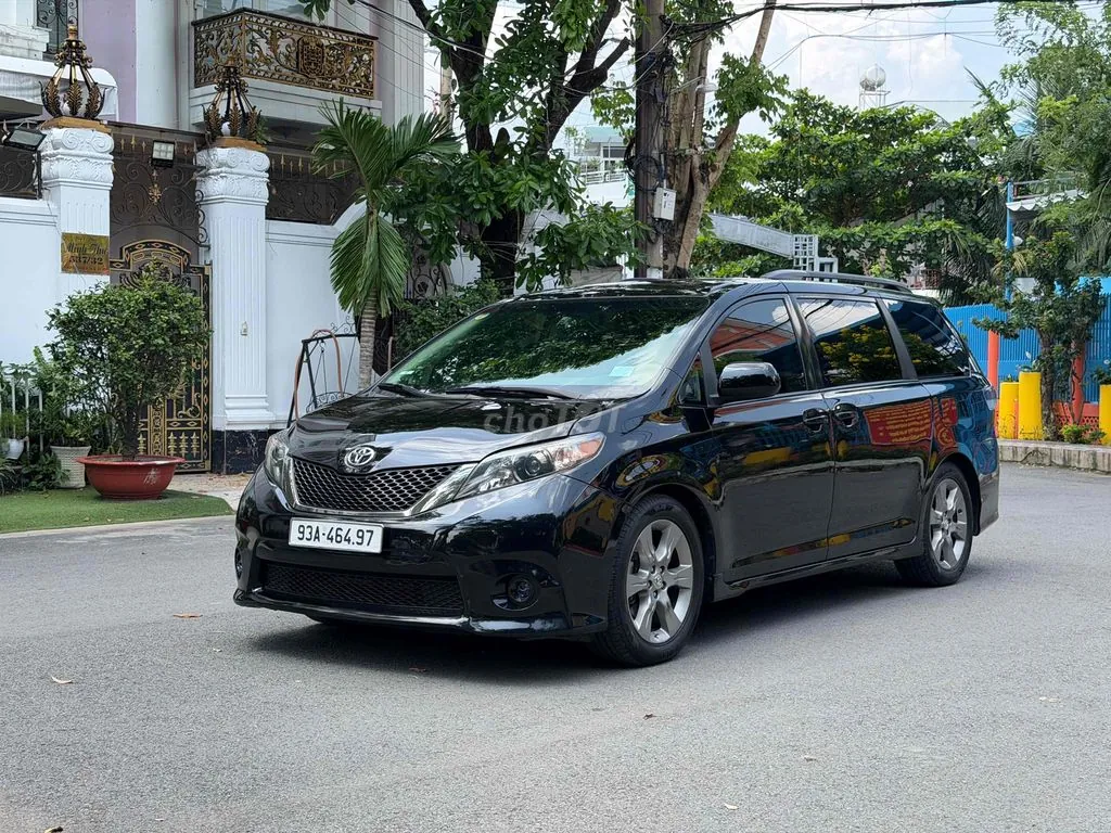 Toyota Sienna 2010 photo 2