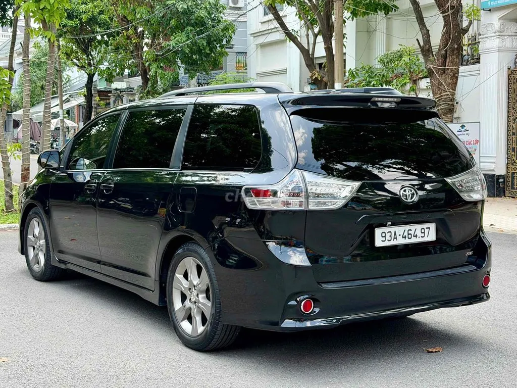 Toyota Sienna 2010 photo 3