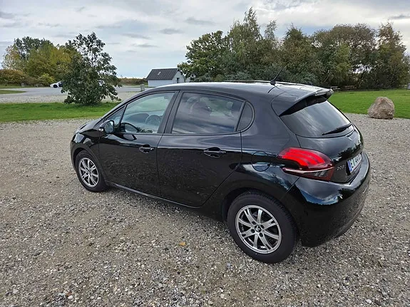 Peugeot 208 2017 photo 3