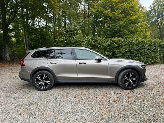 Volvo V60 Cross Country 2022 photo 3