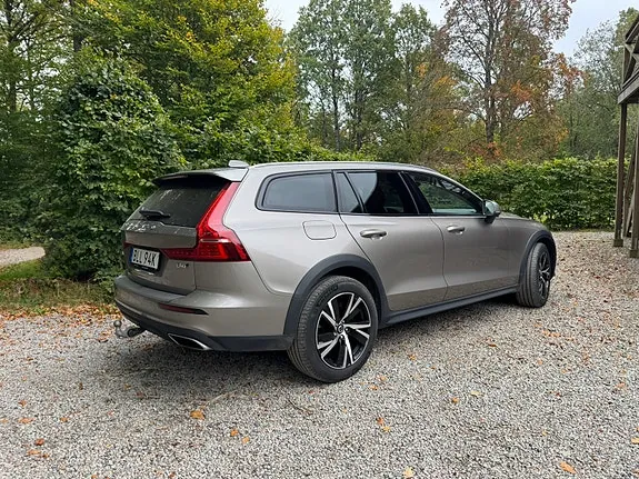 Volvo V60 Cross Country 2022 photo 2