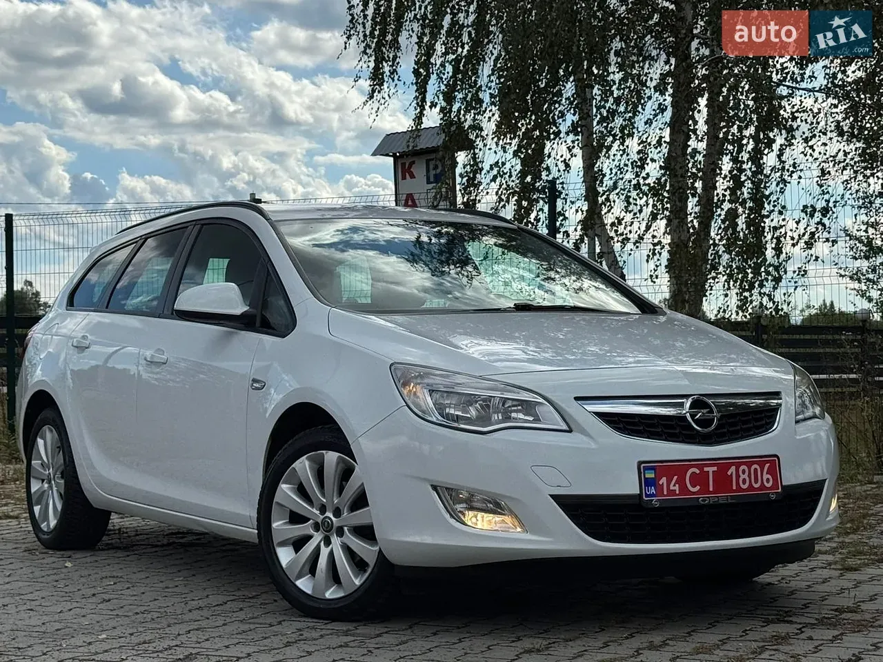 Opel Astra 2012 photo 2