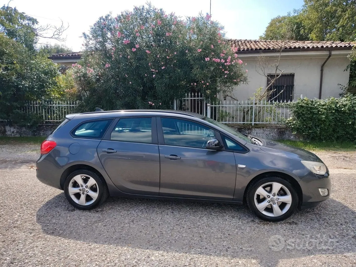 Opel Astra 2012 photo 2