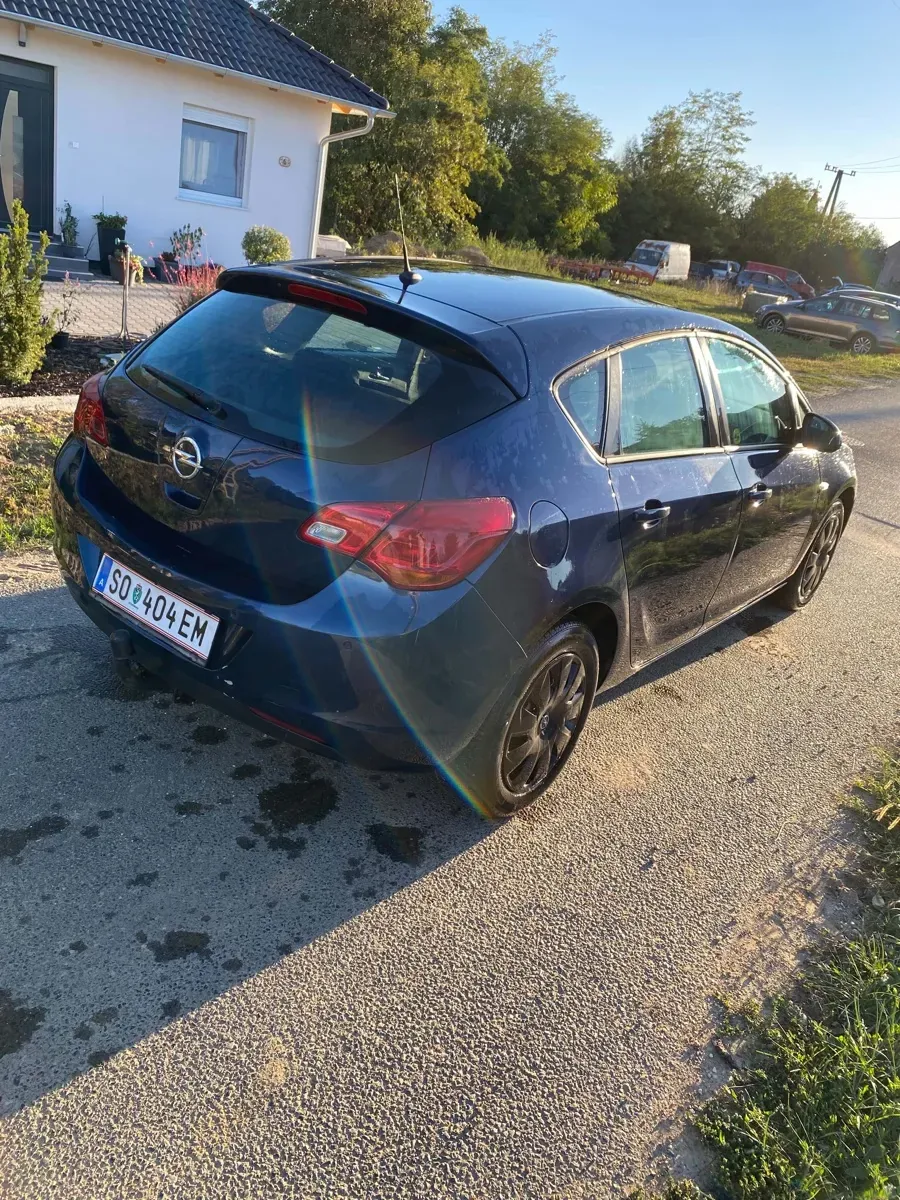 Opel Astra 2011 photo 2