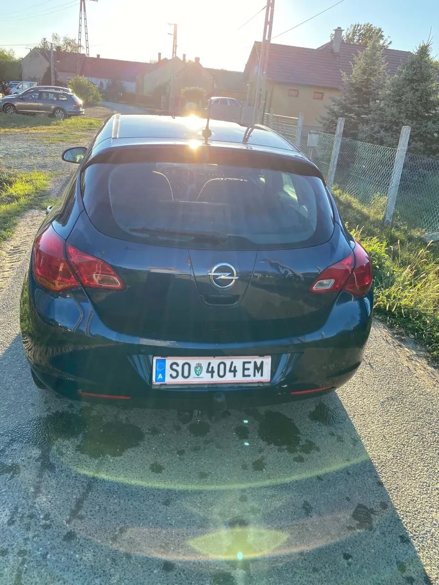 Opel Astra 2011 photo 3