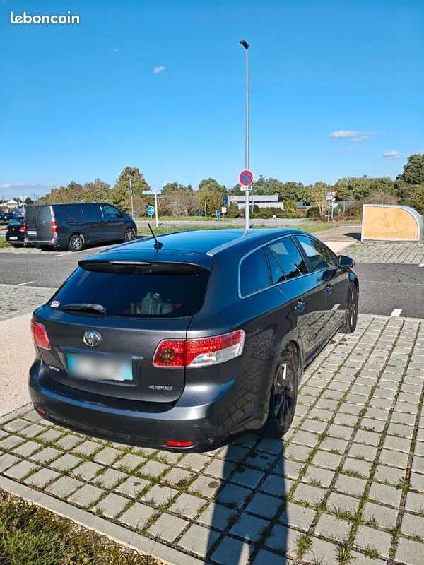 Toyota Avensis 2010 photo 2