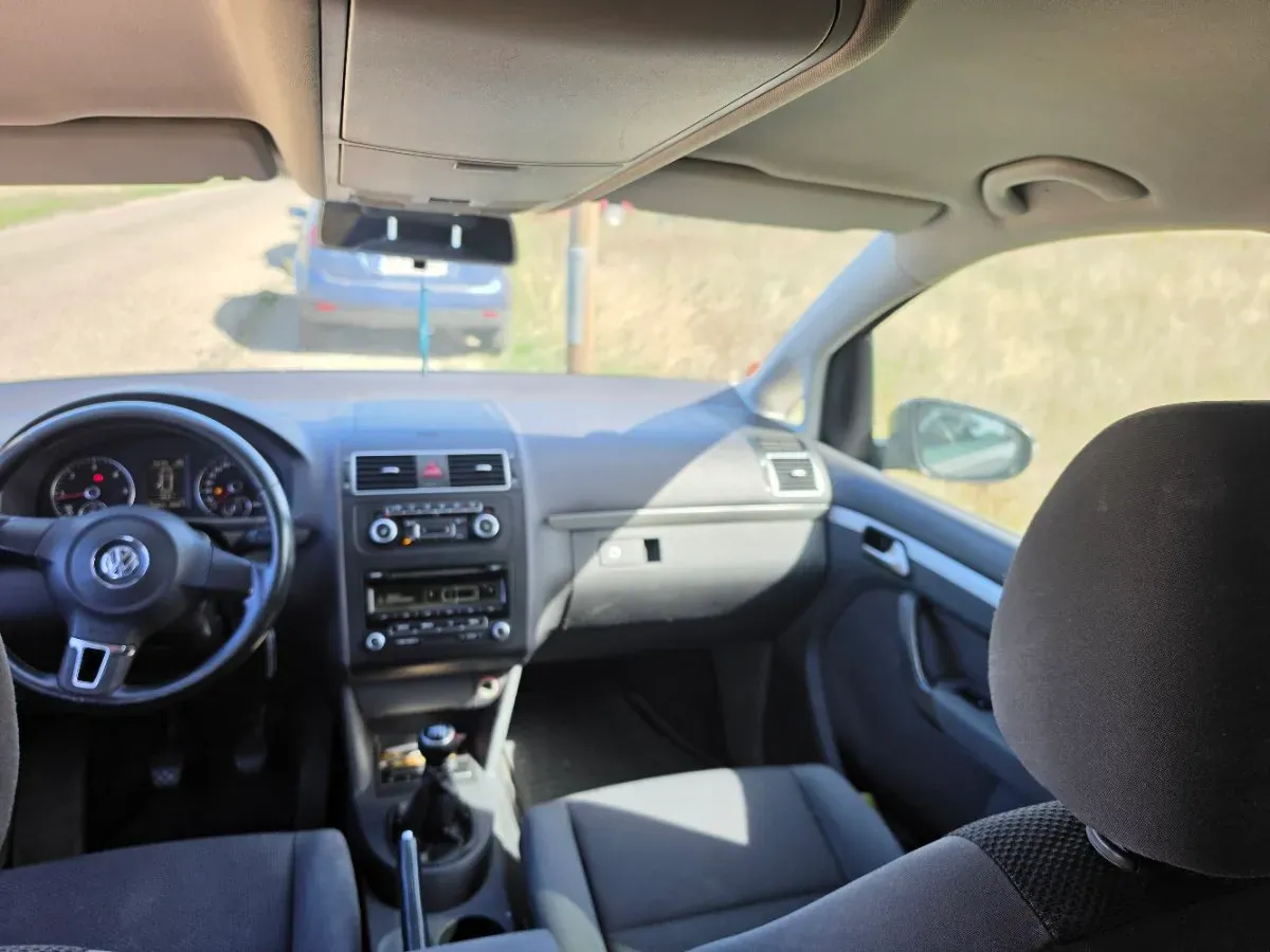 Volkswagen Touran 2012 photo 2