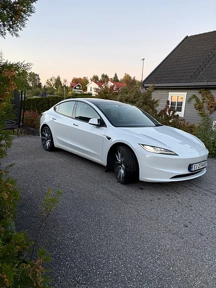 Tesla Model 3 2024 photo 2