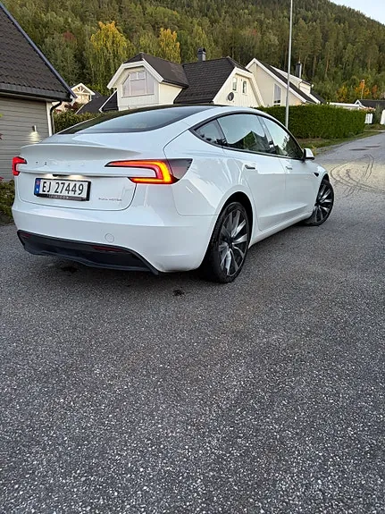 Tesla Model 3 2024 photo 4