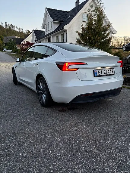 Tesla Model 3 2024 photo 3