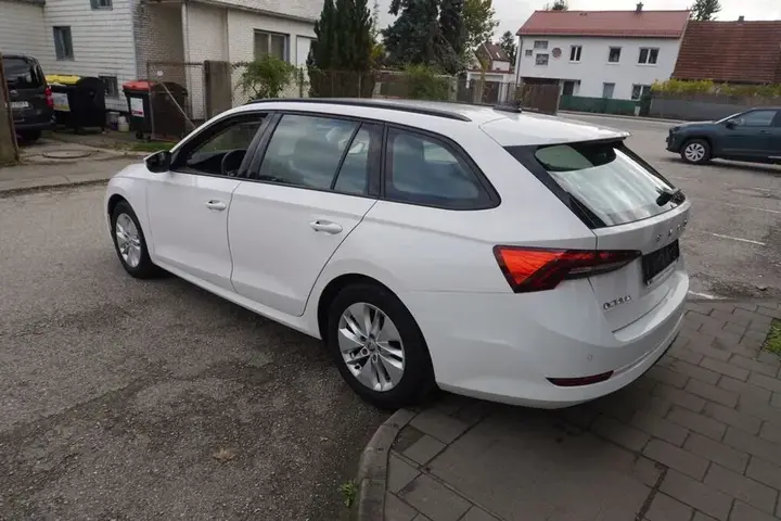Skoda Octavia Combi 2023 photo 3