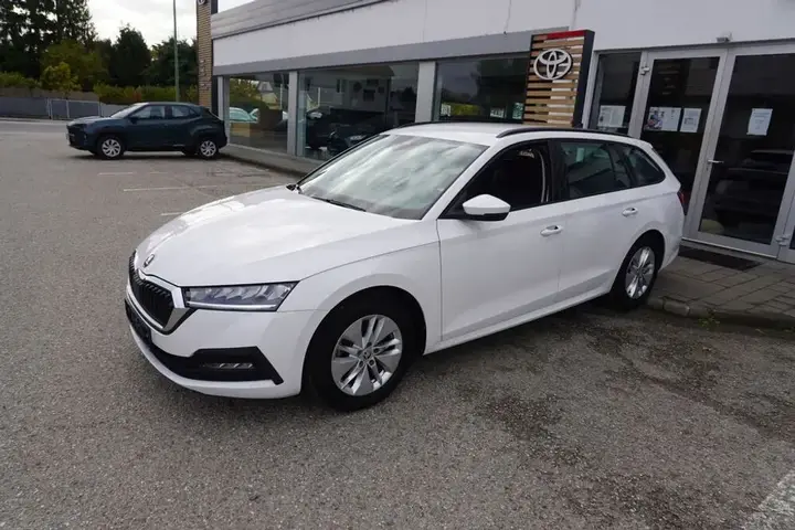 Skoda Octavia Combi 2023 photo 2