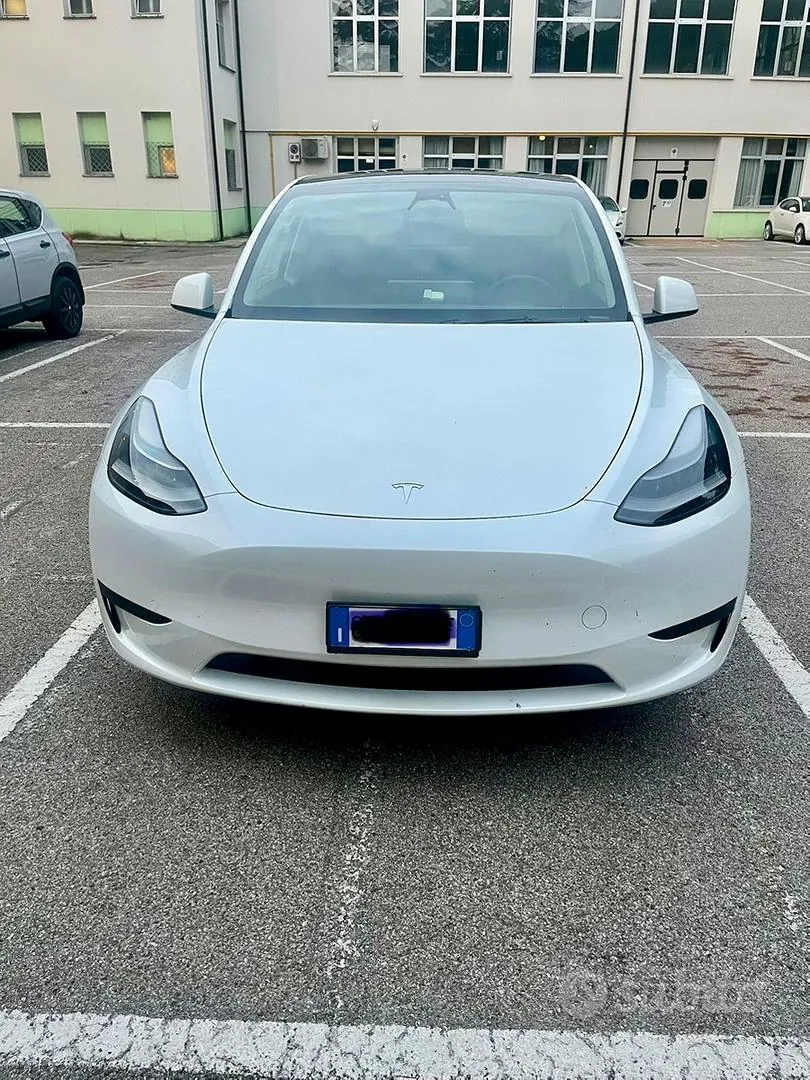 Tesla Model Y 2023 photo 2