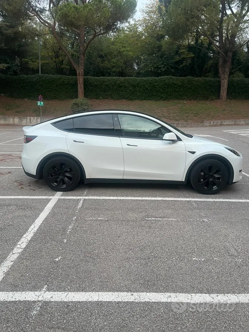 Tesla Model Y 2023 photo 3
