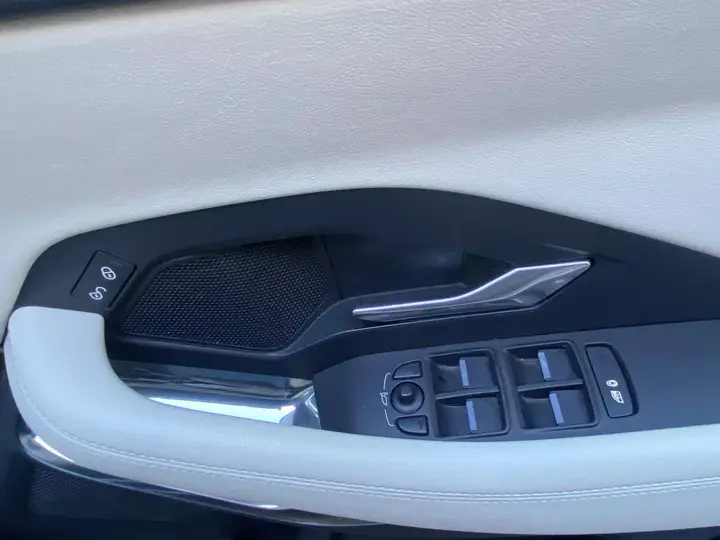 Jaguar E-Pace 2018 photo 4