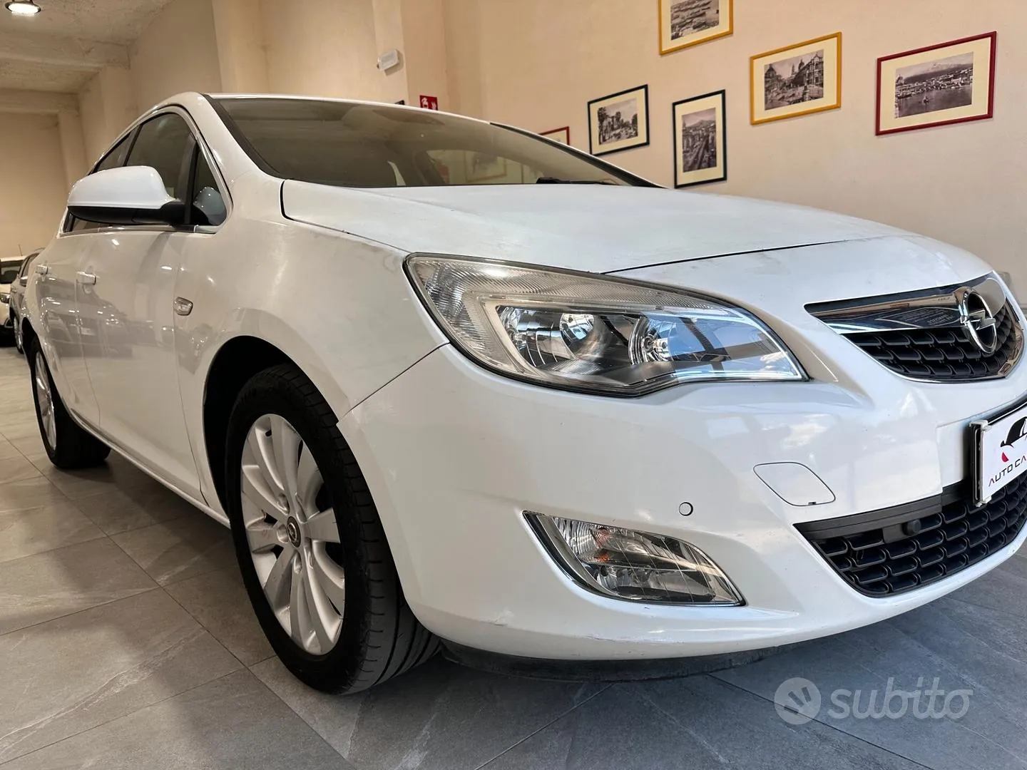 Opel Astra 2010 photo 2