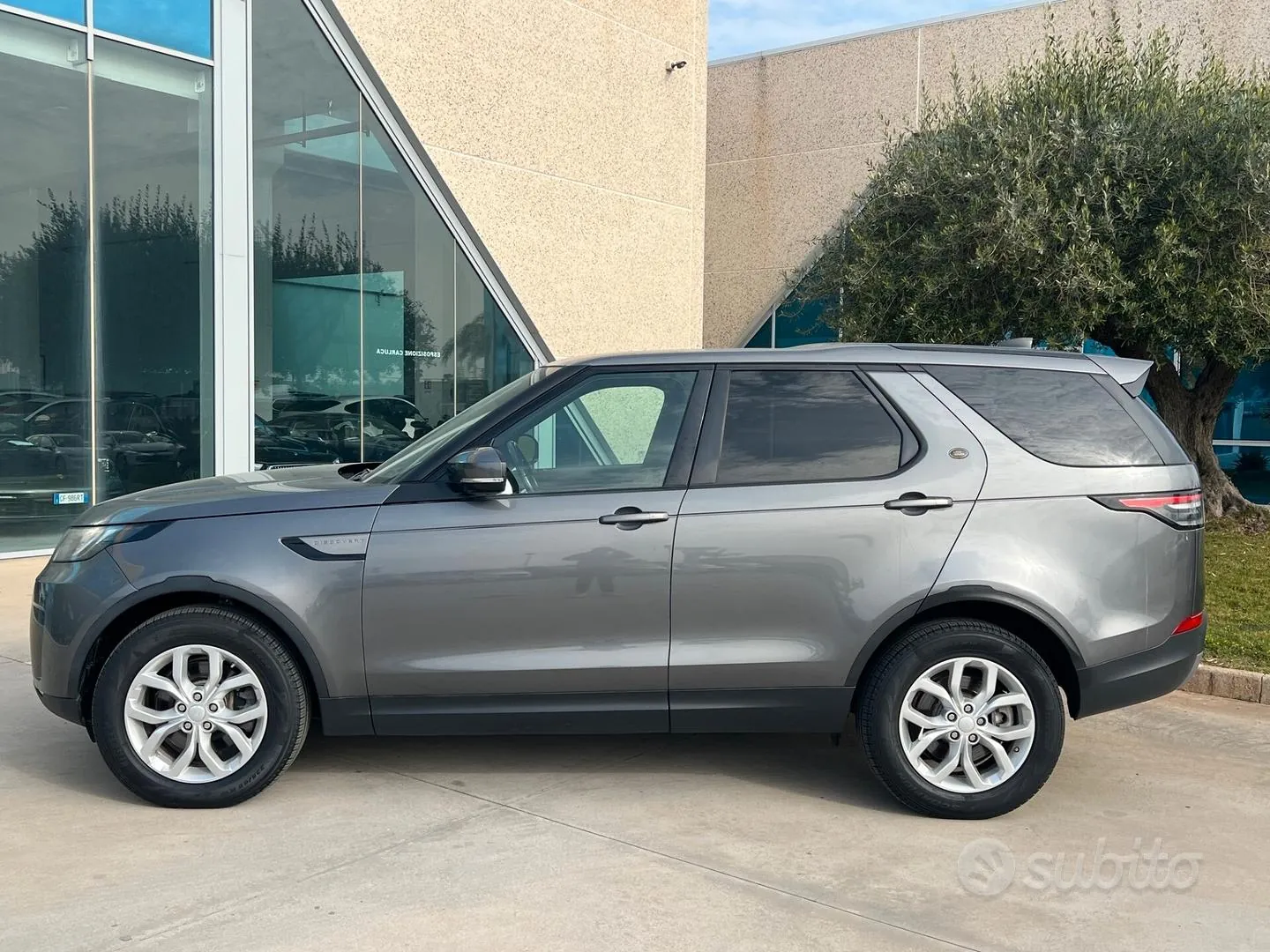 Land Rover Discovery 2018 photo 2