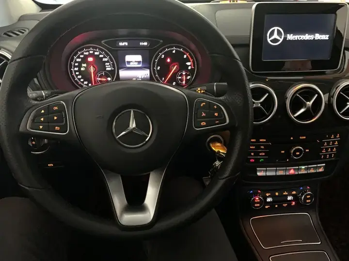Mercedes-Benz B 220