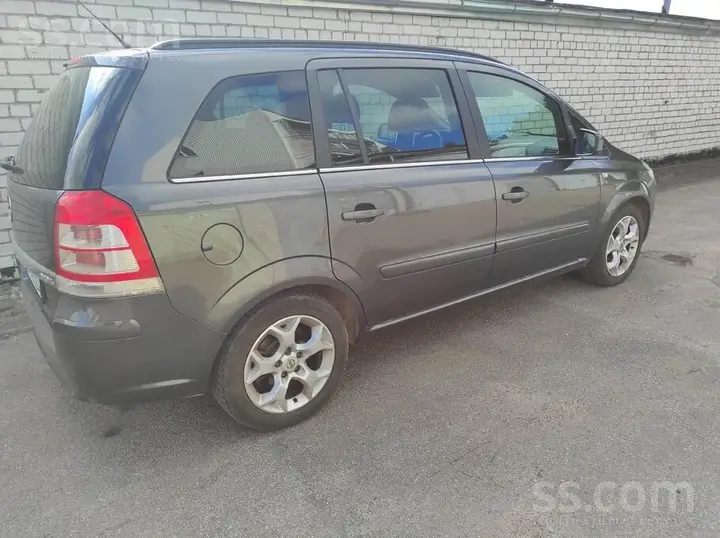 Opel Zafira 2011 photo 2