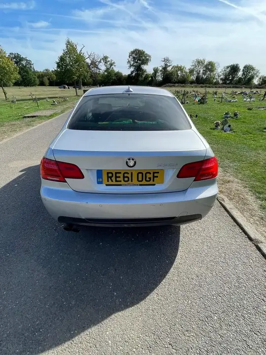 BMW 3 Series 2011 photo 2
