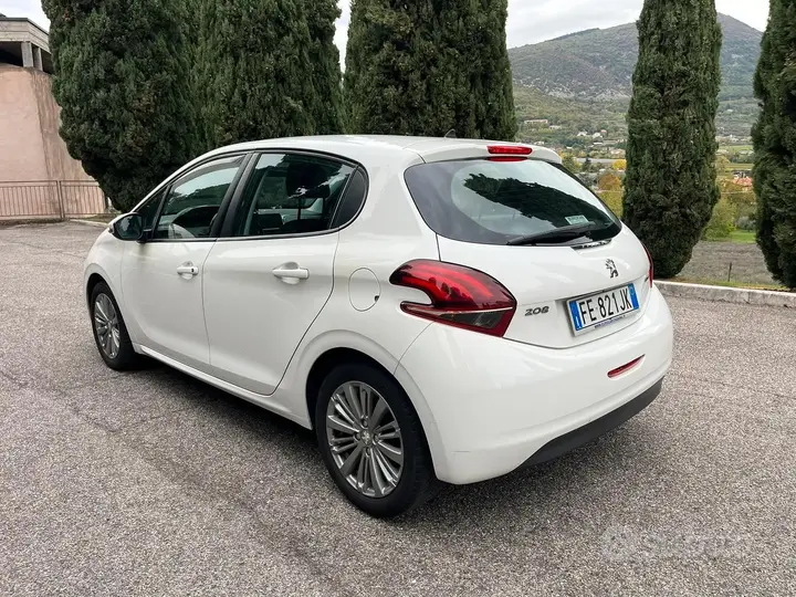 Peugeot 208 2016 photo 3