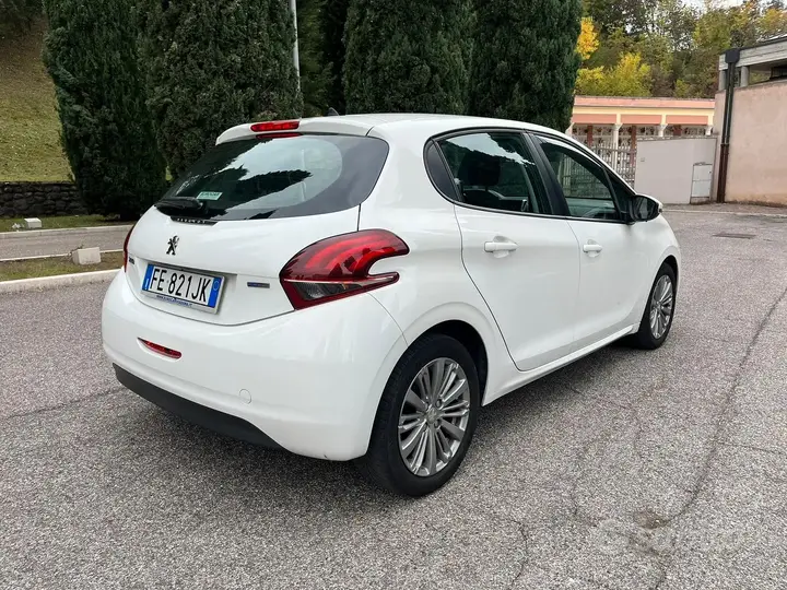 Peugeot 208 2016 photo 2
