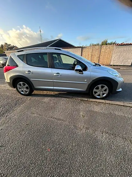 Peugeot 207 2008 photo 2