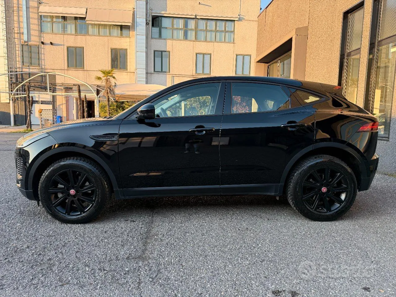 Jaguar E-Pace 2019 photo 4