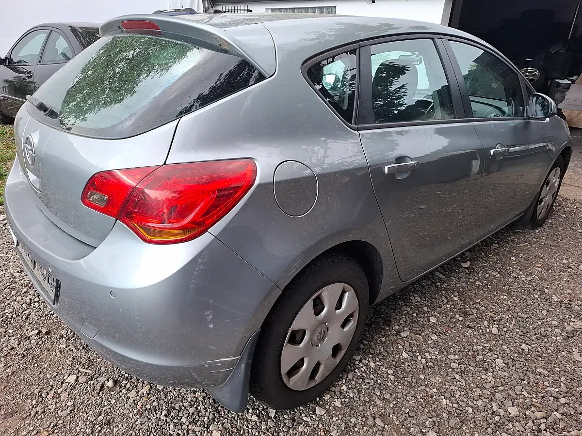 Opel Astra 2010 photo 3