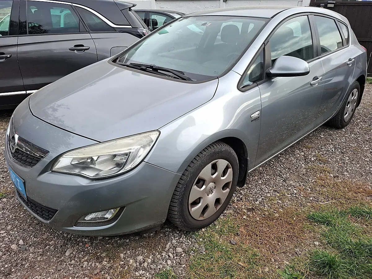 Opel Astra 2010 photo 2