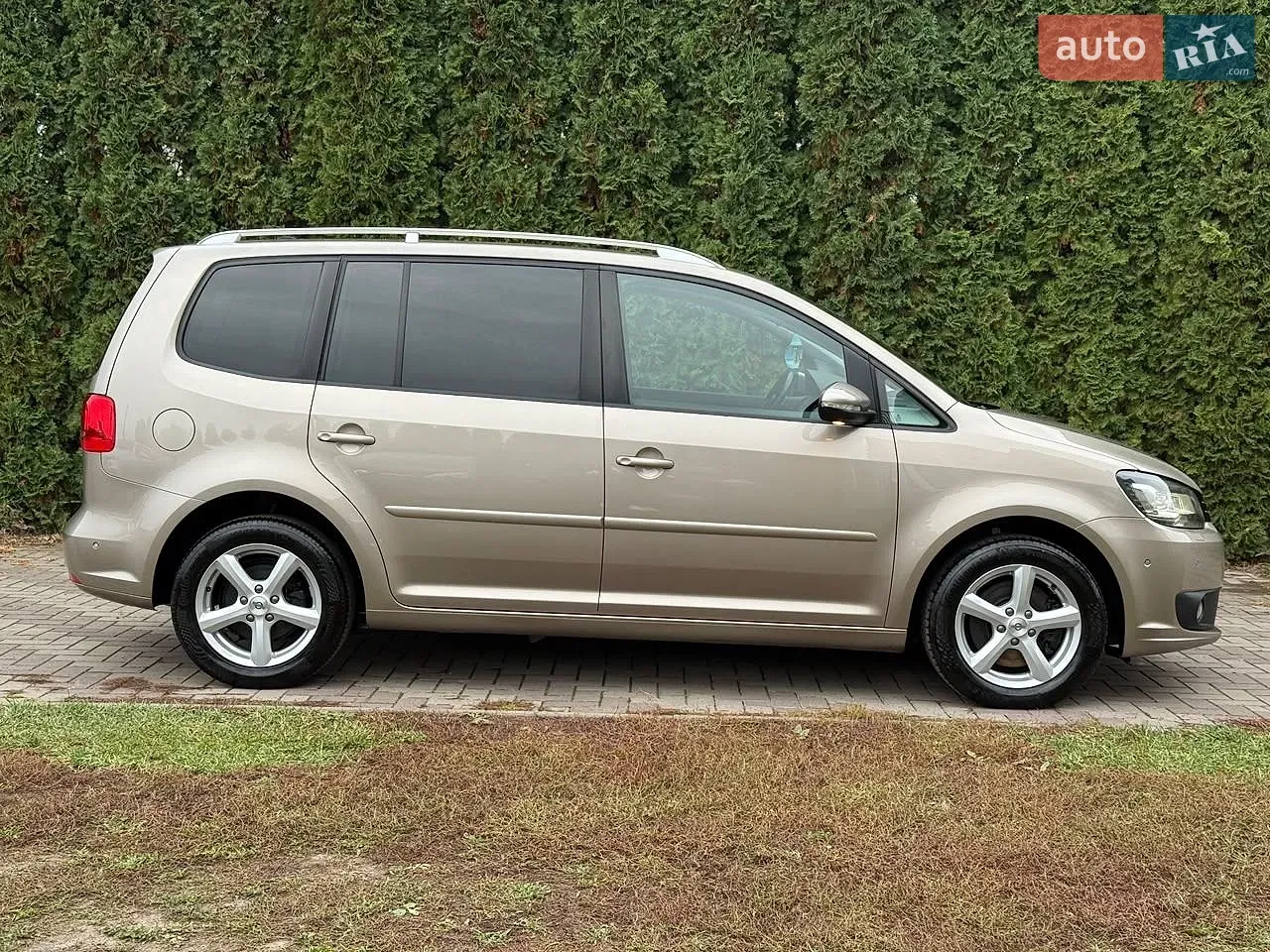 Volkswagen Touran 2012 photo 3
